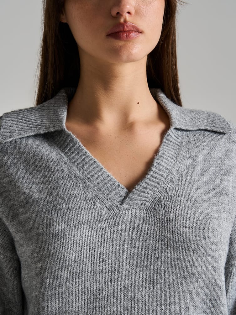 Вязаный пуловер с воротником