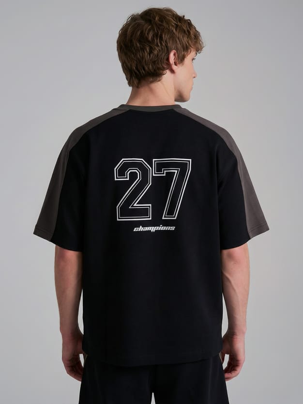 Спортивная футболка с принтом на спине