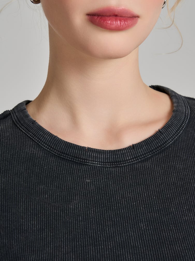 Футболка в рубчик с внешними швами