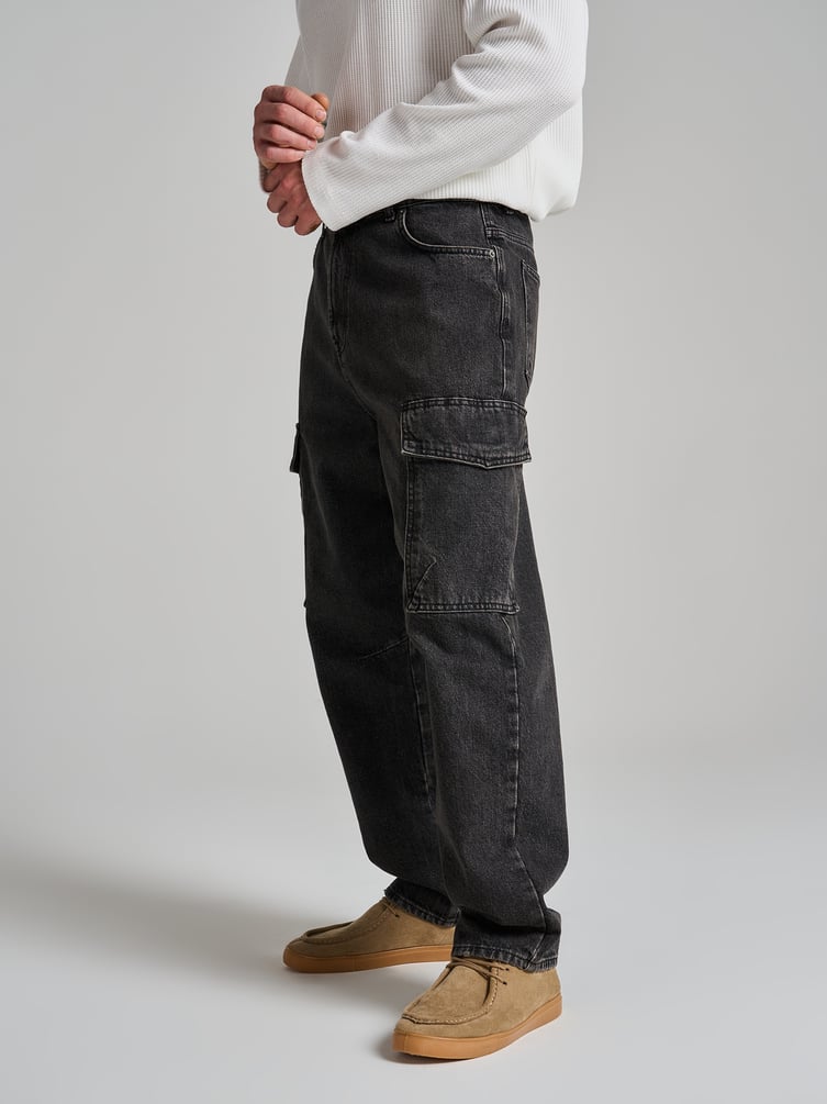 Зауженные джинсы карго с боковыми карманами