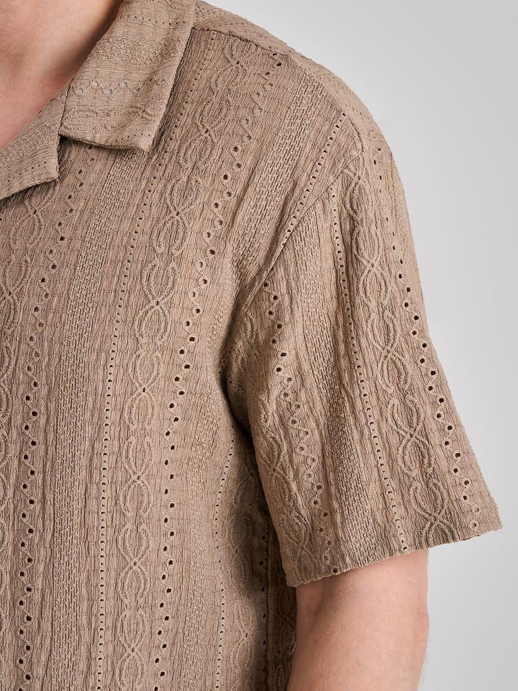 Рубашка с коротким рукавом и вышивкой шитьем