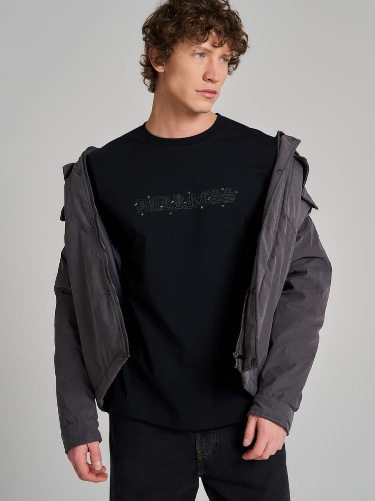 Футболка с надписью Darkness и заклепками