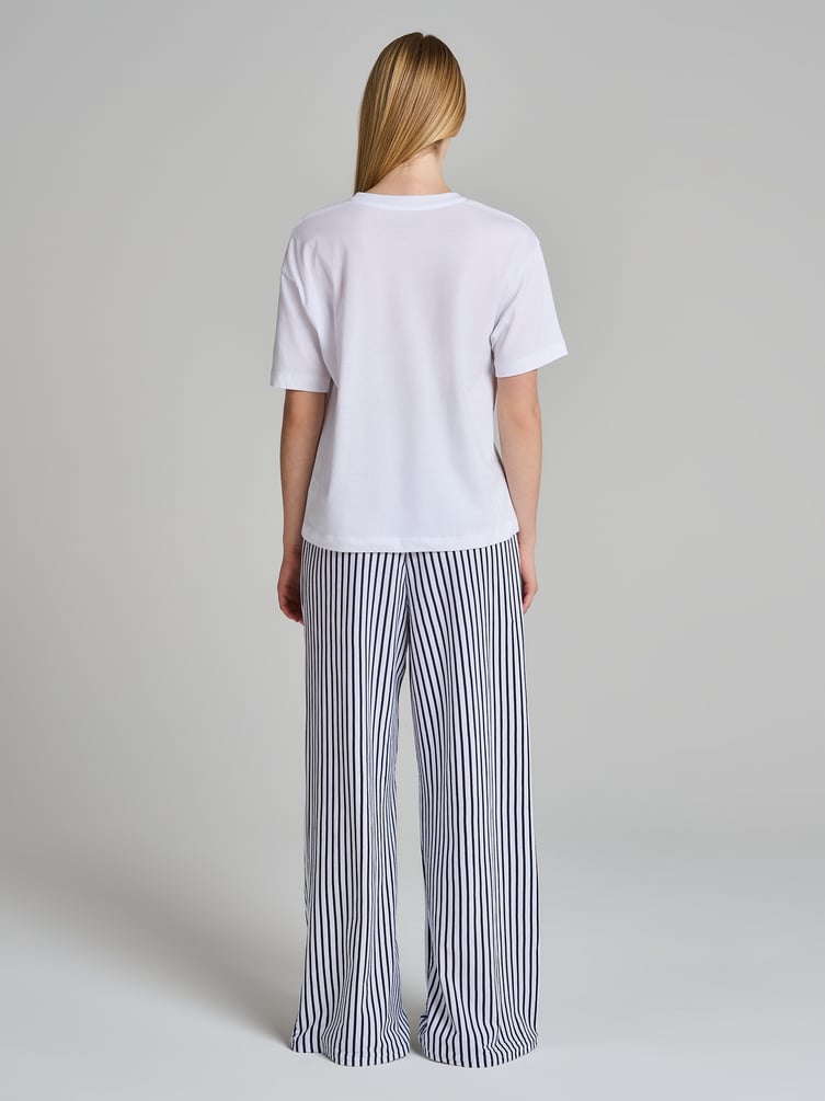 Пижама с футболкой и штанами в полоску
