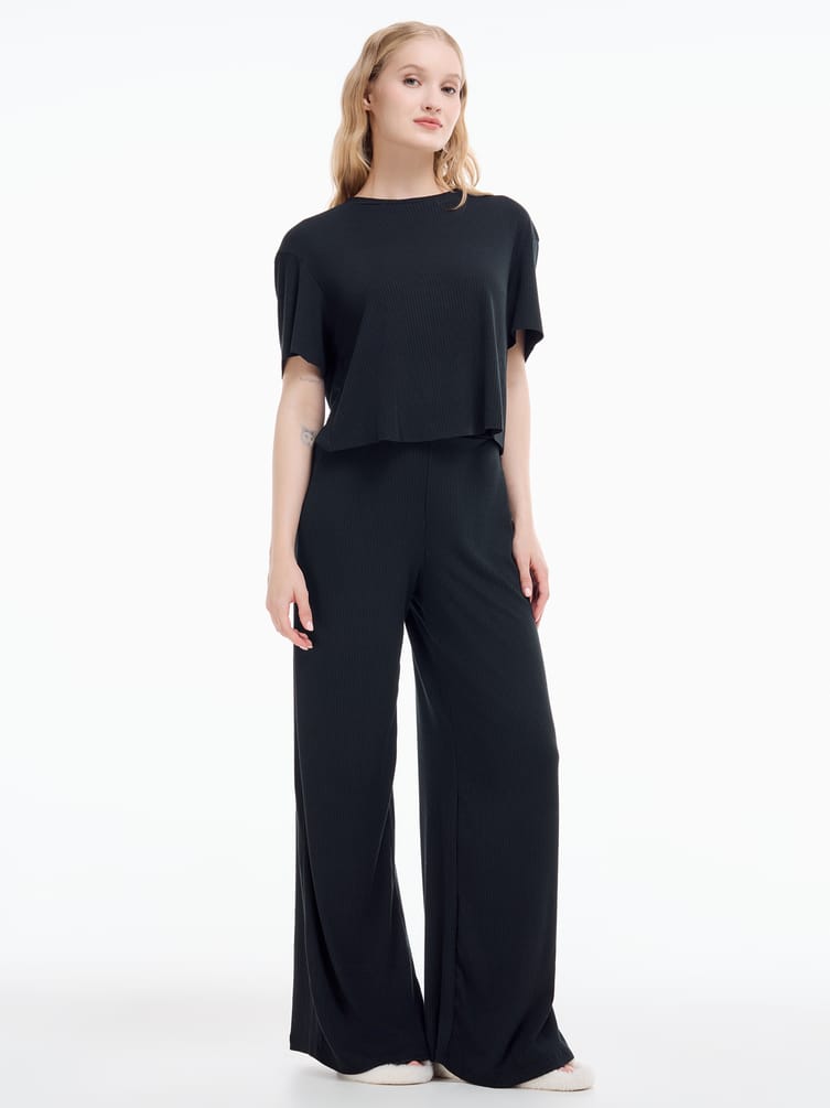 Домашний костюм с футболкой и брюками в рубчик