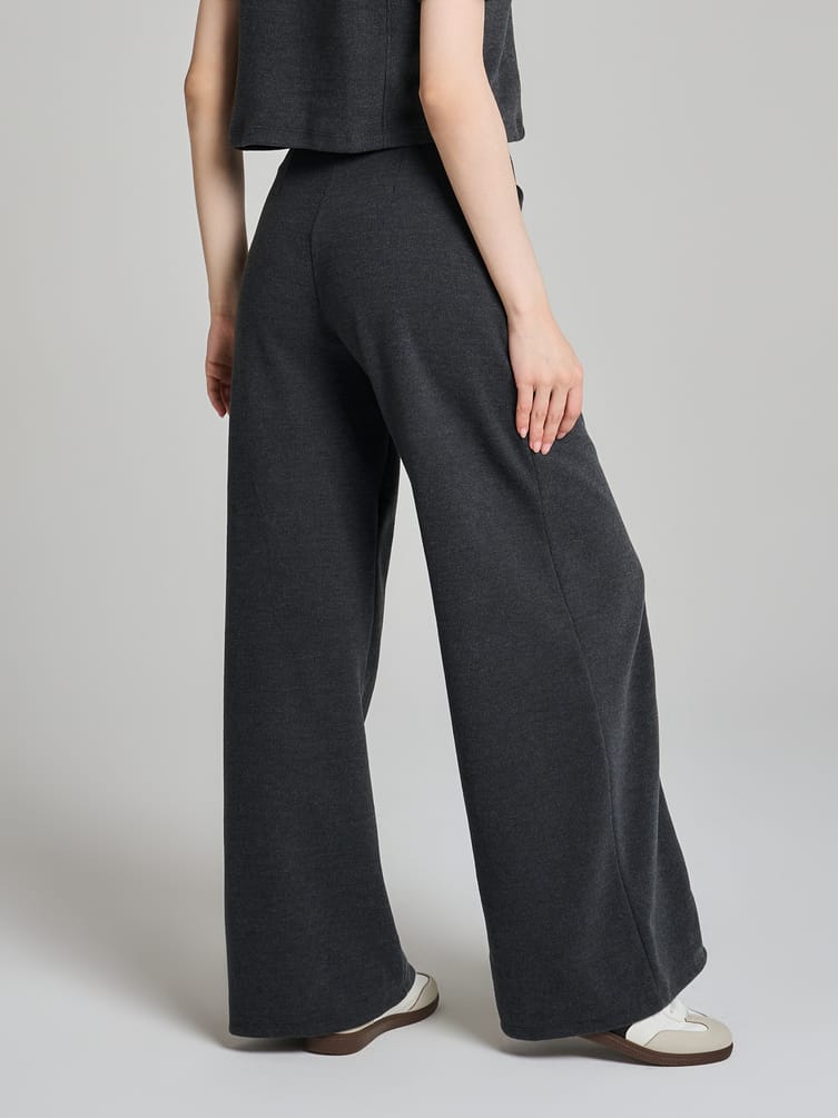 Широкие брюки в рубчик со стрелками