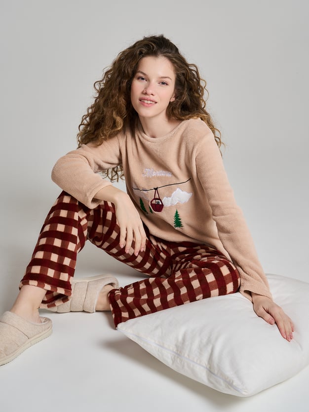 Пижама плюшевая с вышивкой и брюками