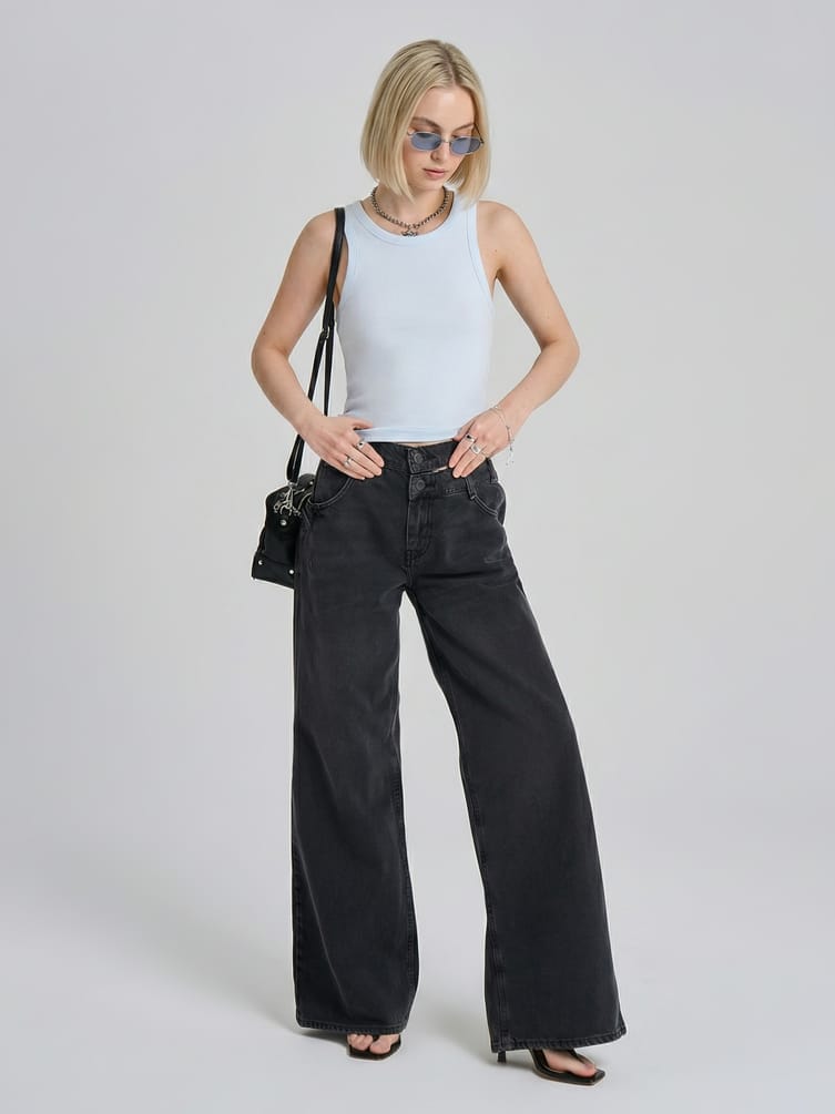 Майка на широких бретелях в рубчик