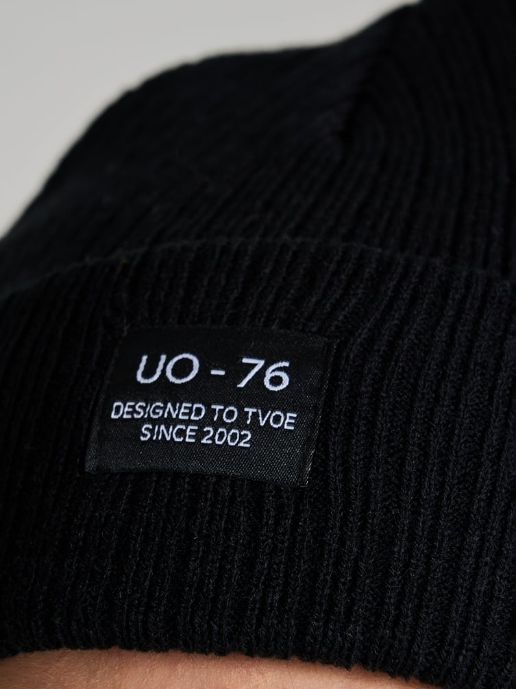 Трикотажная осенняя шапка бини с нашивкой