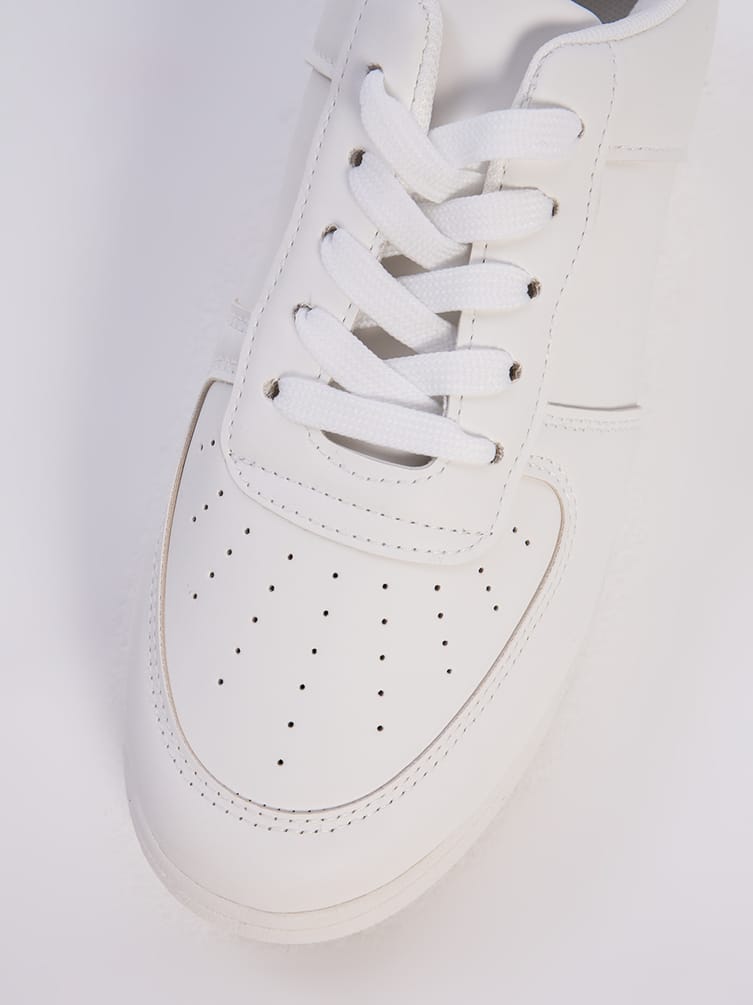 Низкие кроссовки на белой подошве