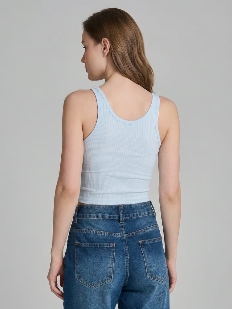 Короткая майка в рубчик на широких бретелях