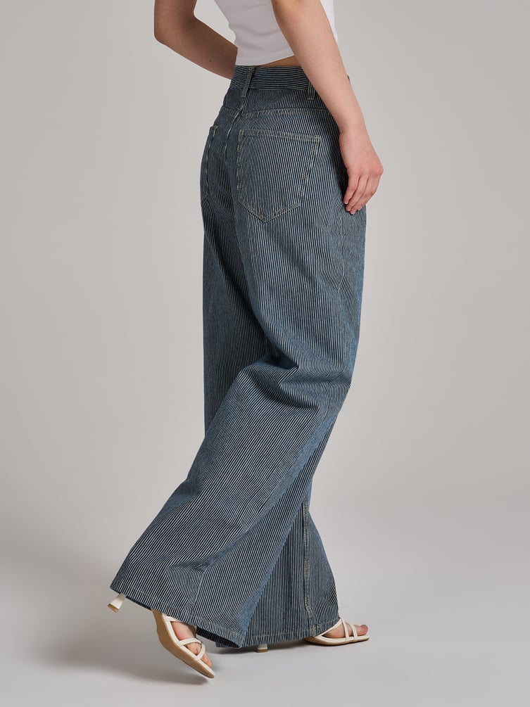 Джинсы широкие с вареным эффектом