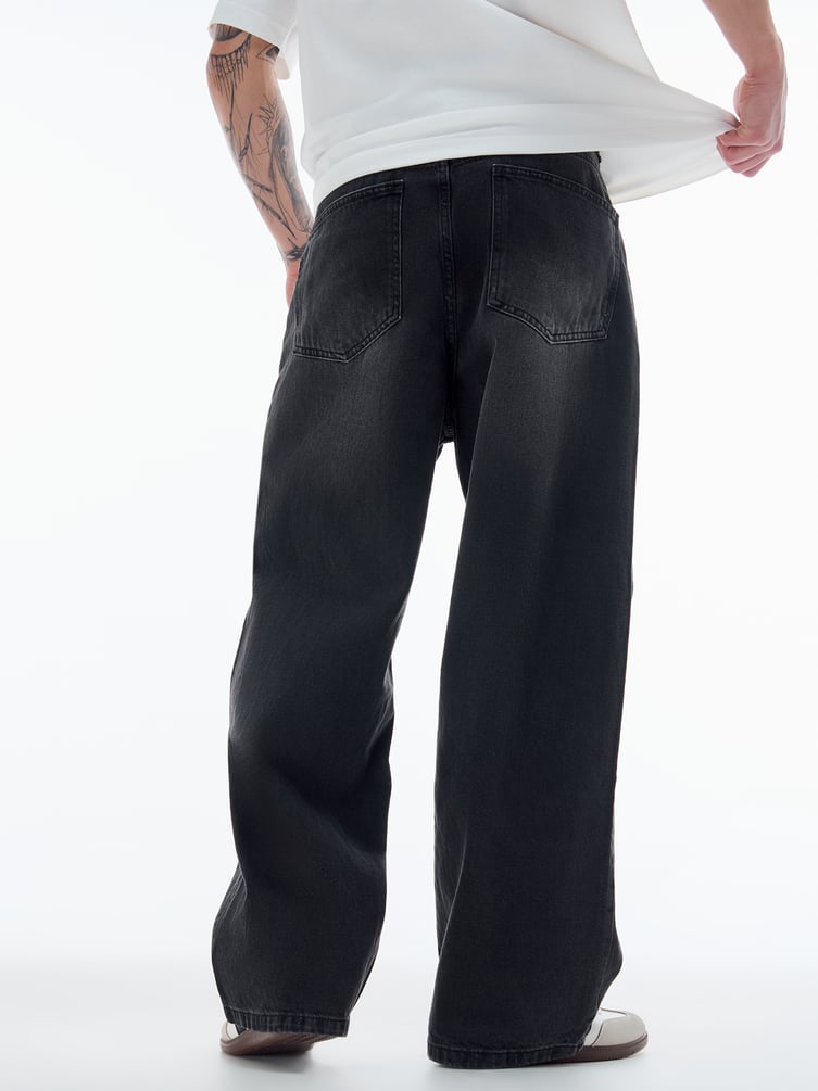 Широкие джинсы с вареным эффектом