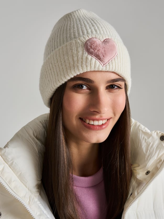 Вязаная шапка с плюшевым сердцем