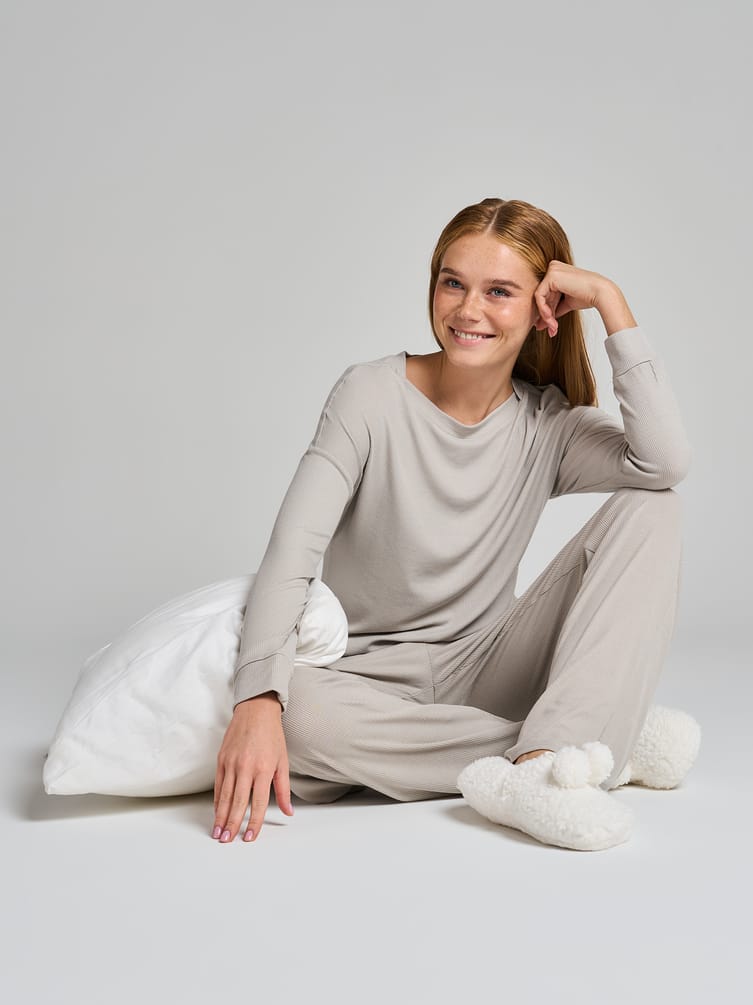 Домашний лонгслив в рубчик с длинным рукавом