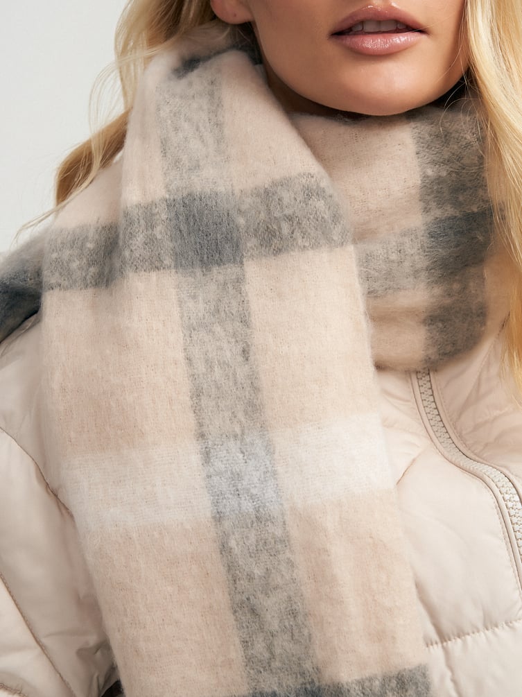 Зимний шарф палантин в клетку с бахромой