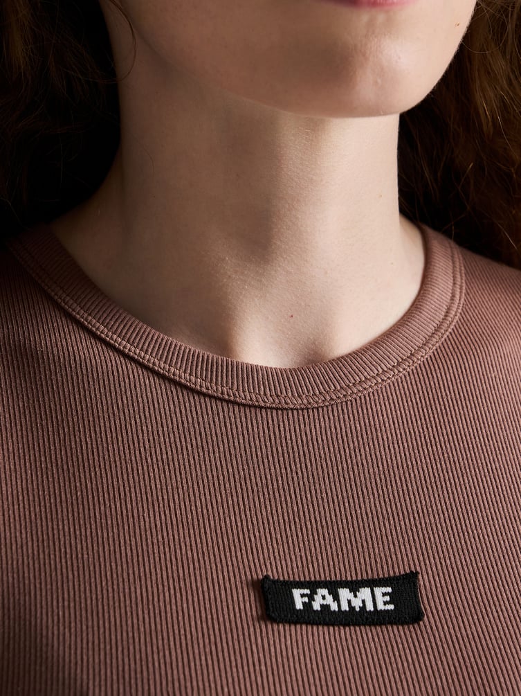 Футболка в рубчик с нашивкой