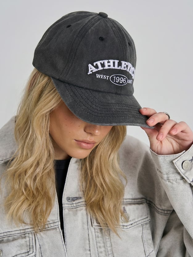 Бейсболка с вышивкой надписи