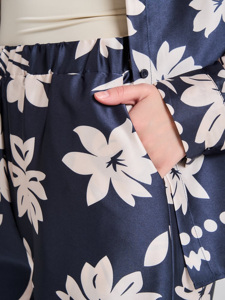 Костюм летний с рубашкой и брюками