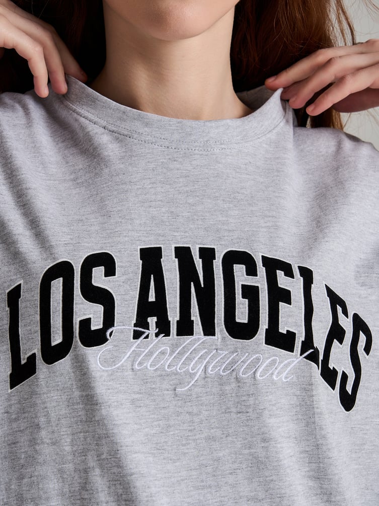 Хлопковая футболка оверсайз с вышивкой надписи