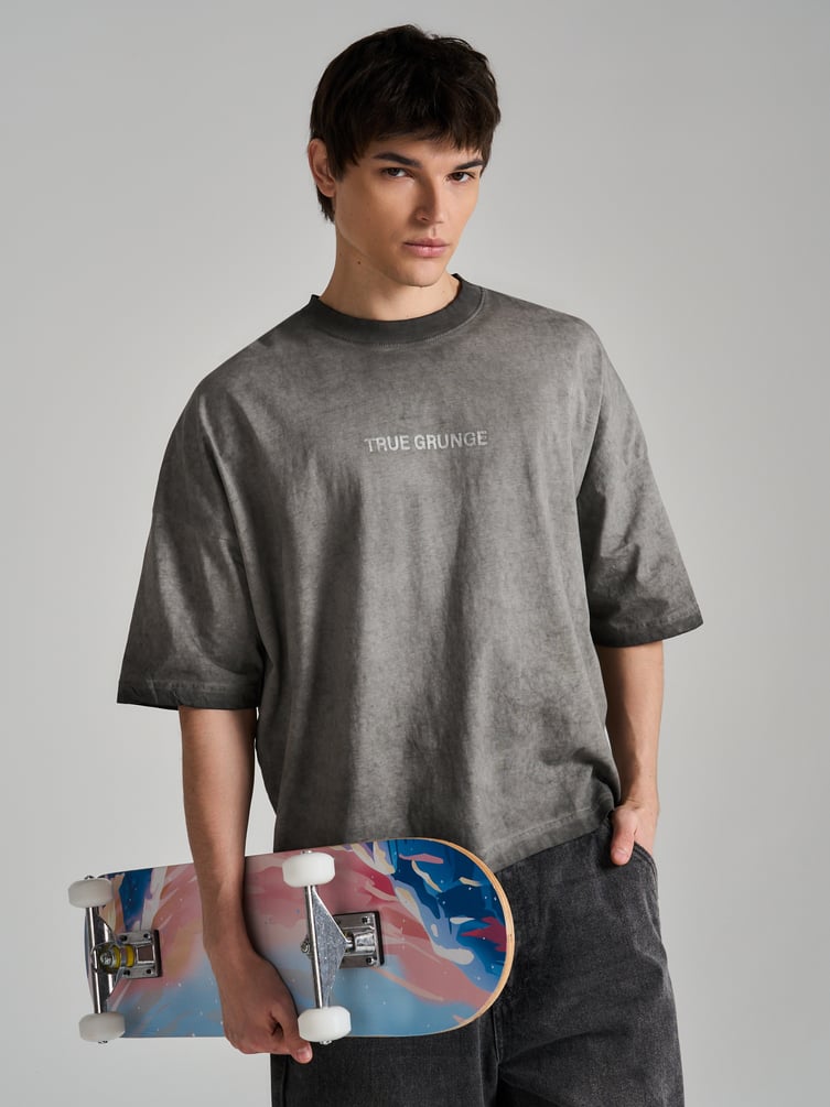 Футболка с вареным эффектом и принтом на спине