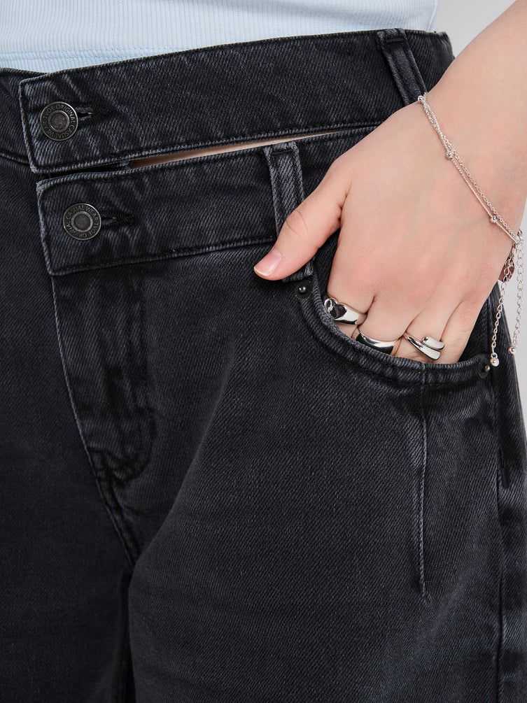 Джинсы широкие с вырезом на ремне