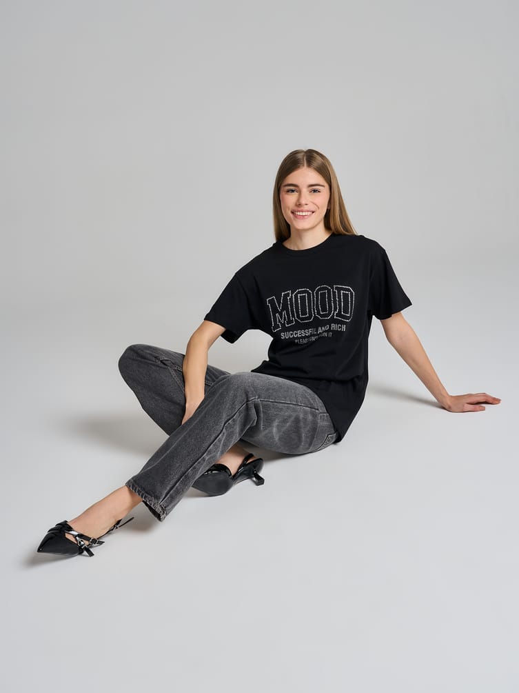 Футболка оверсайз с надписью стразами