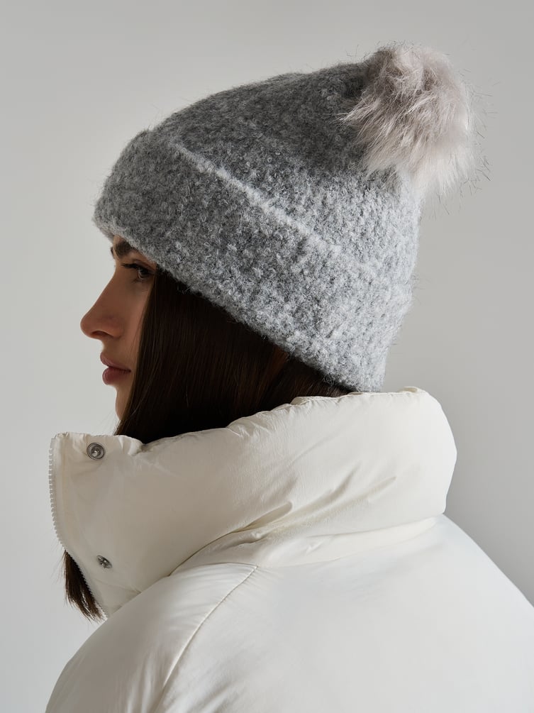 Шапка вязаная с помпонами