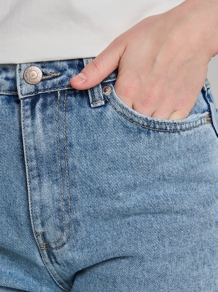 Джинсы прямые с потертостями