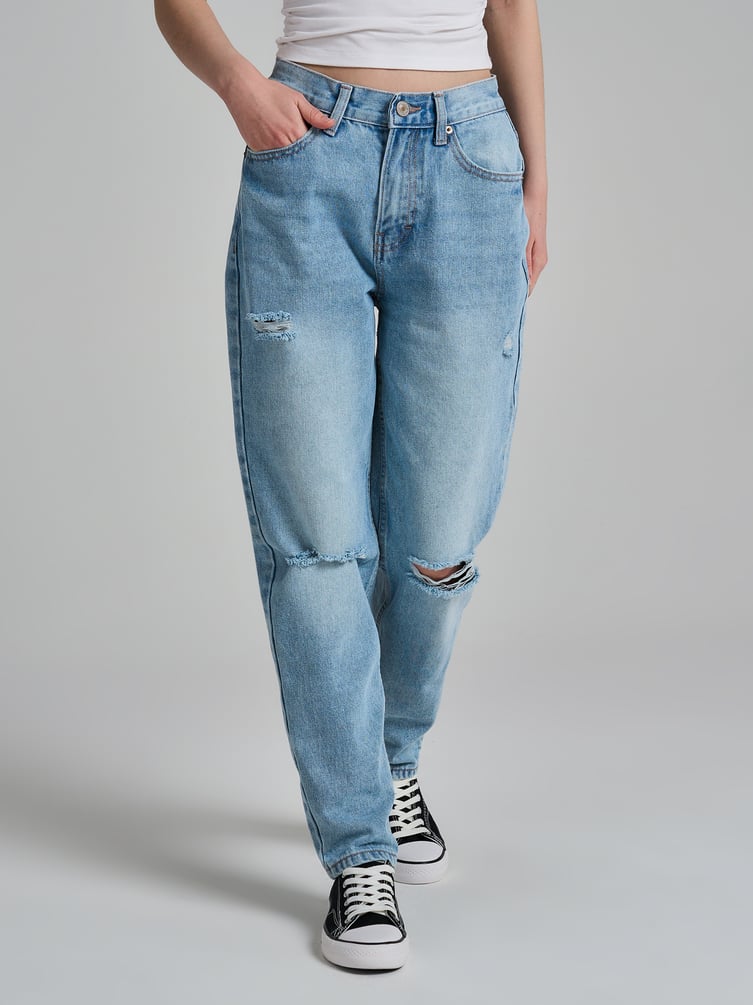 Джинсы момы с разрезами на коленках
