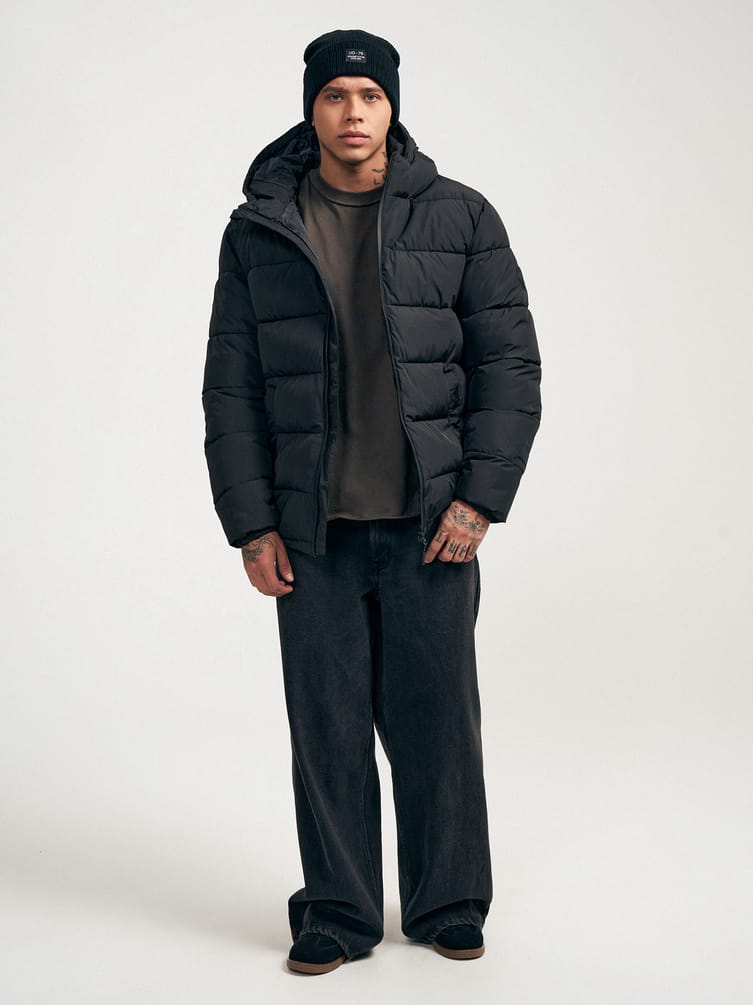 Трикотажная осенняя шапка бини с нашивкой