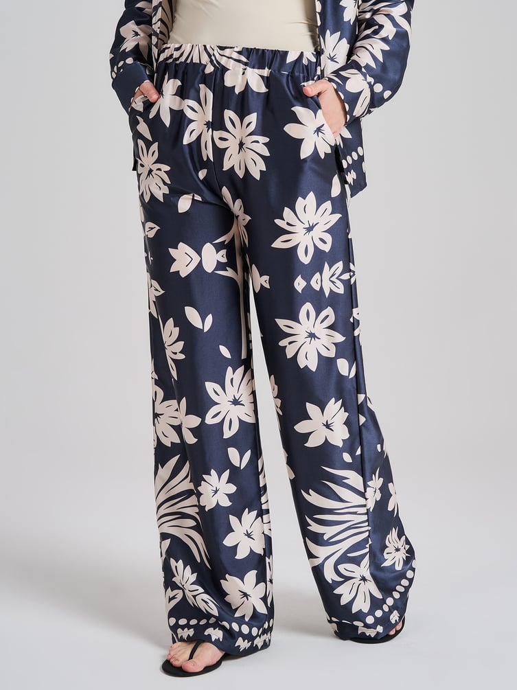 Костюм летний с рубашкой и брюками