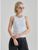 Майка на широких бретелях в рубчик