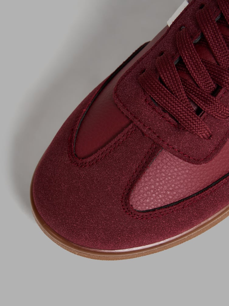 Кроссовки с полосками