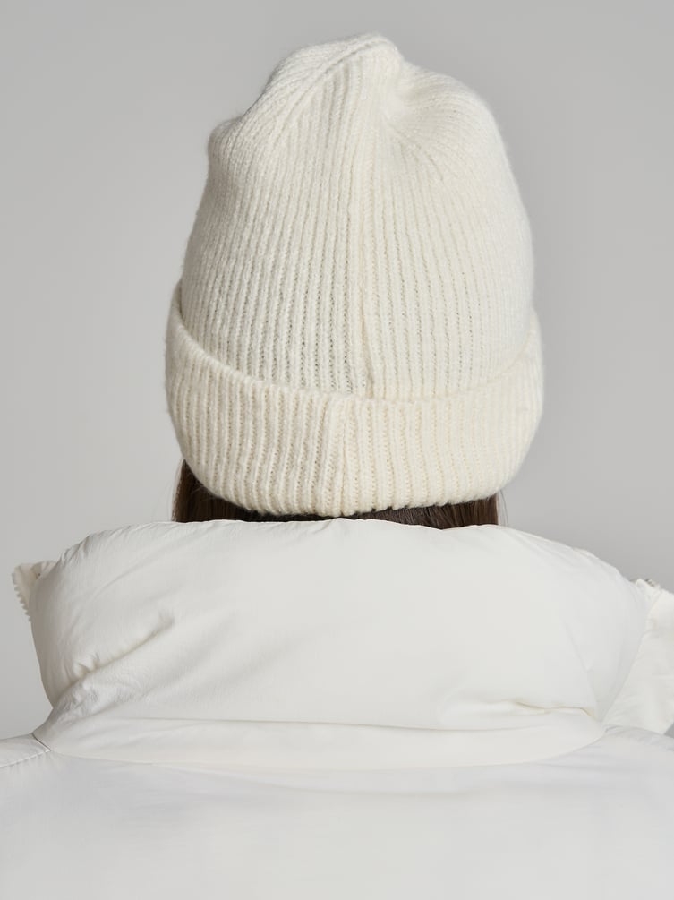 Вязаная шапка с плюшевым сердцем