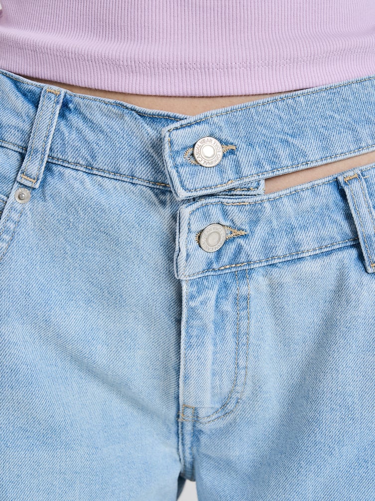 Джинсы широкие с вырезом на ремне