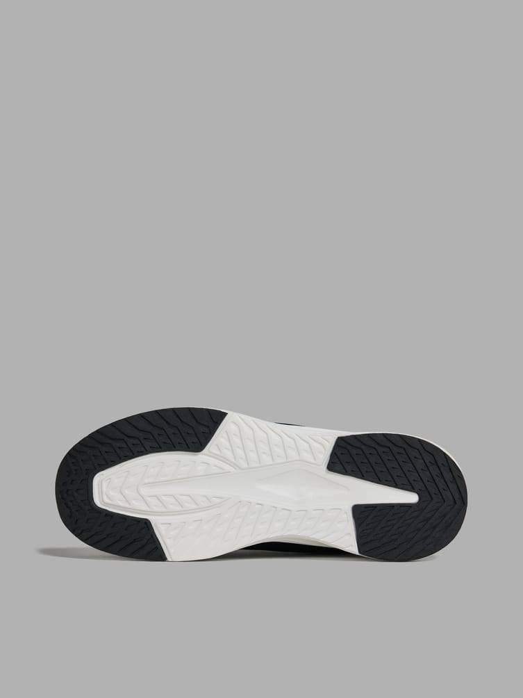 Черные спортивные кроссовки на массивной подошве