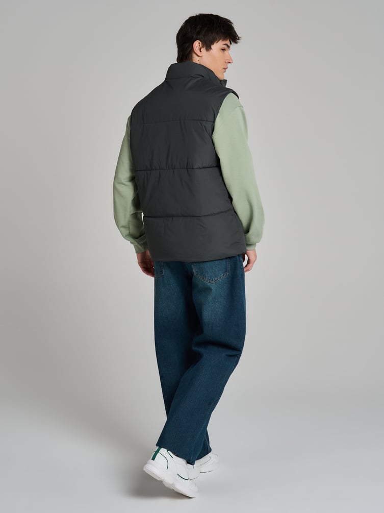 Демисезонный жилет на синтепоне без капюшона