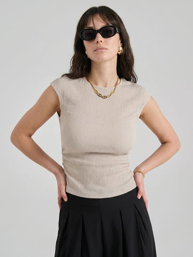 Футболка с драпировкой на талии