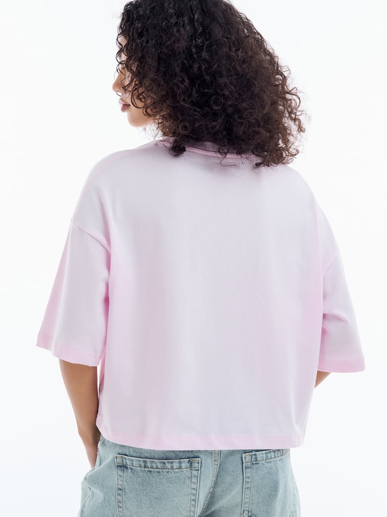 Укороченная футболка оверсайз с нашивкой