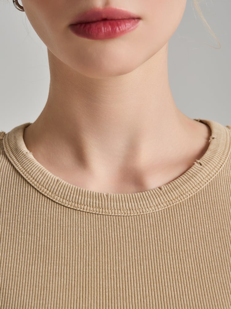 Футболка в рубчик с внешними швами