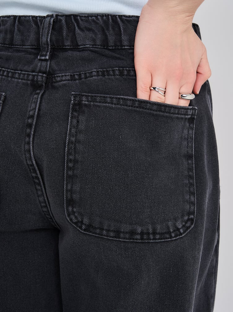 Джинсы широкие с вырезом на ремне