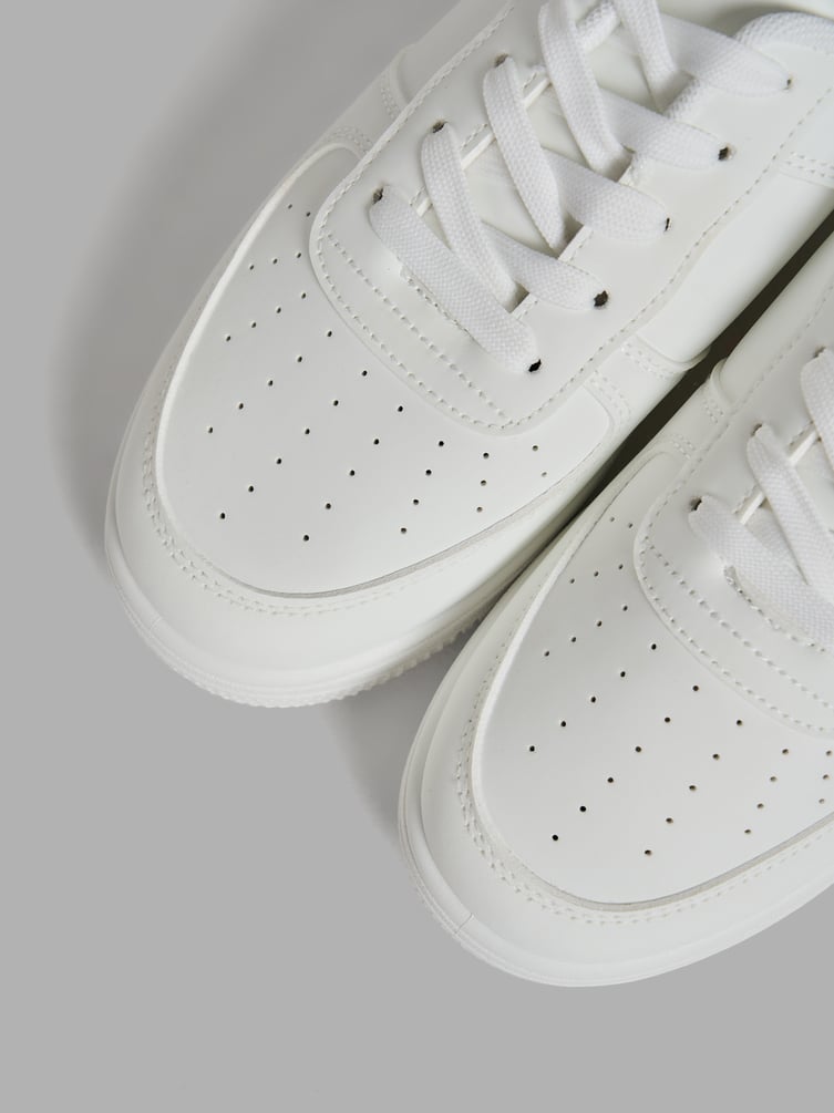 Низкие кроссовки на белой подошве