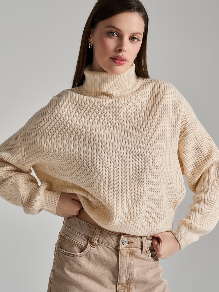 Свитер вязаный с высоким горлом