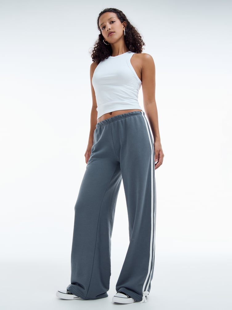 Спортивные прямые брюки с лампасами