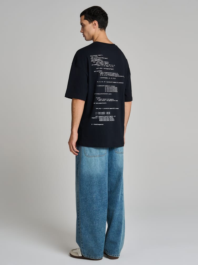 Футболка с принтом программного кода на спине
