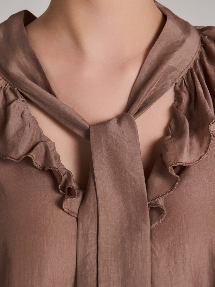 Блузка с шарфом и рюшами