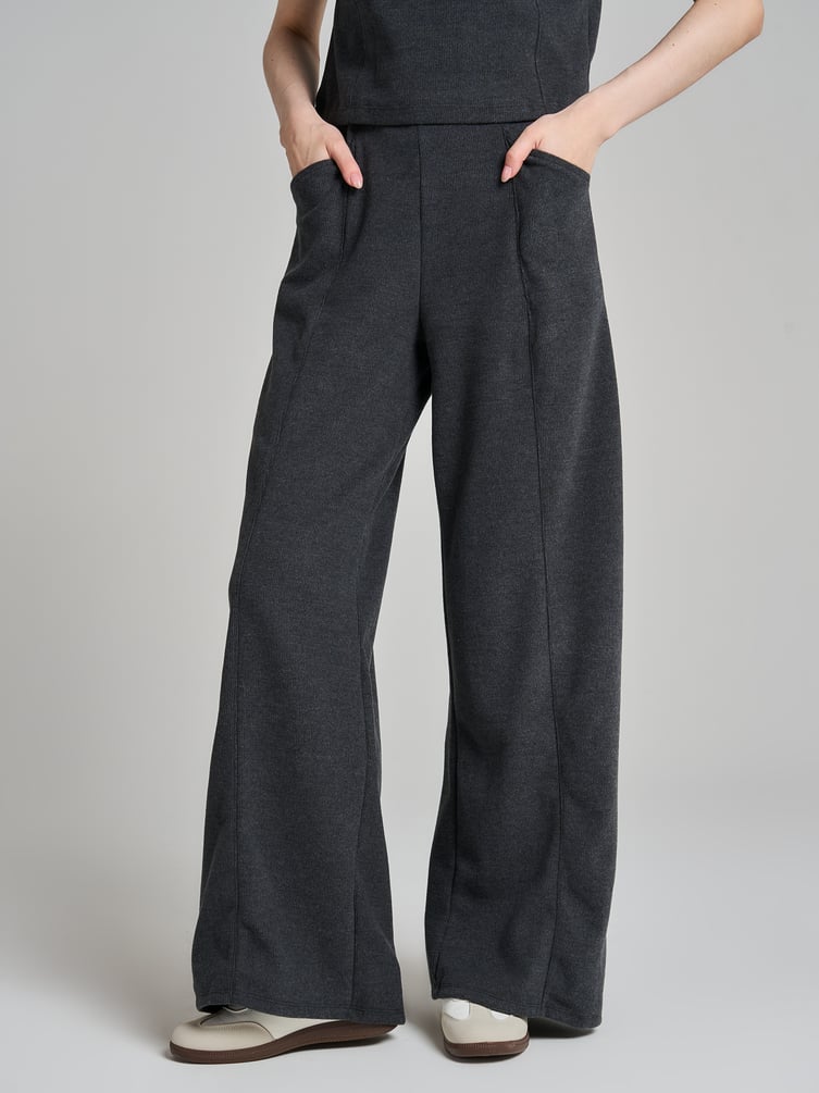 Широкие брюки в рубчик со стрелками