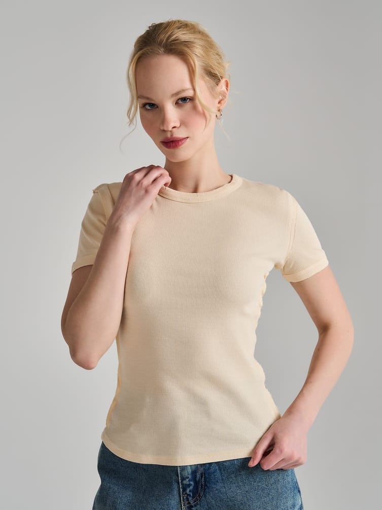 Футболка в рубчик с внешними швами