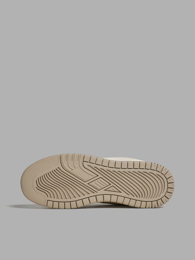 Кроссовки спортивные