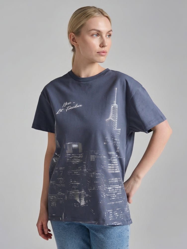 Футболка оверсайз с принтом и стразами